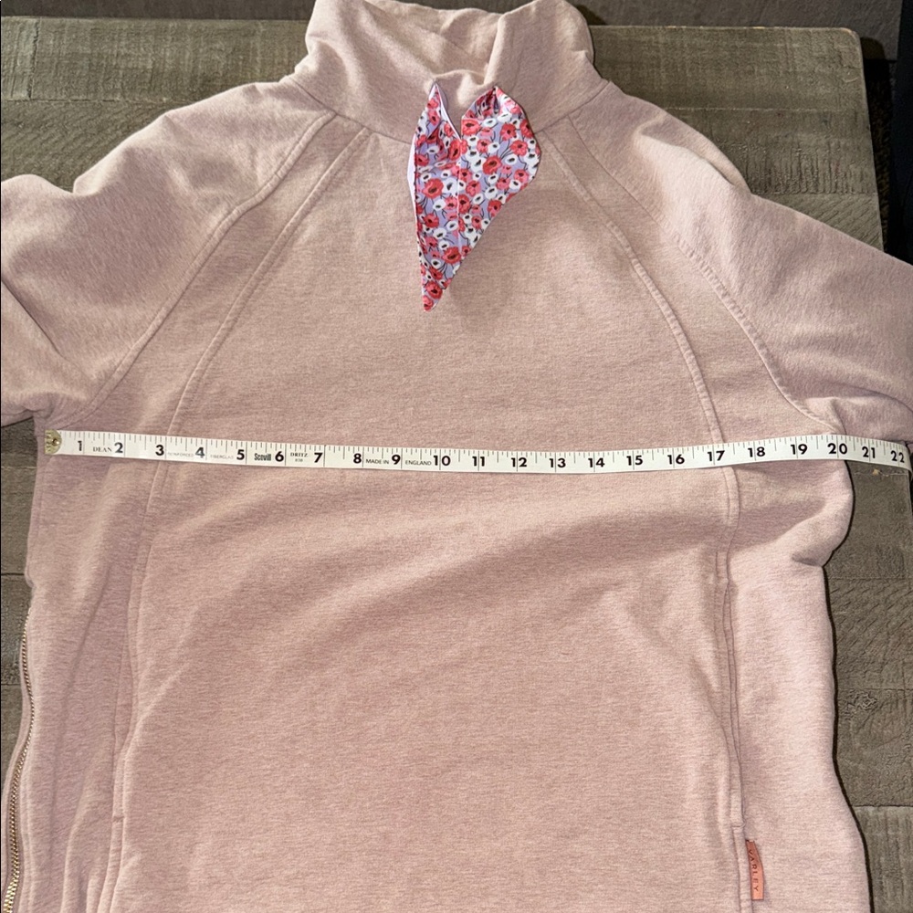 Varley Cozy sweatshirt with a floral accent scarf. Perfect for casual wear. smal - Picture 7 of 11